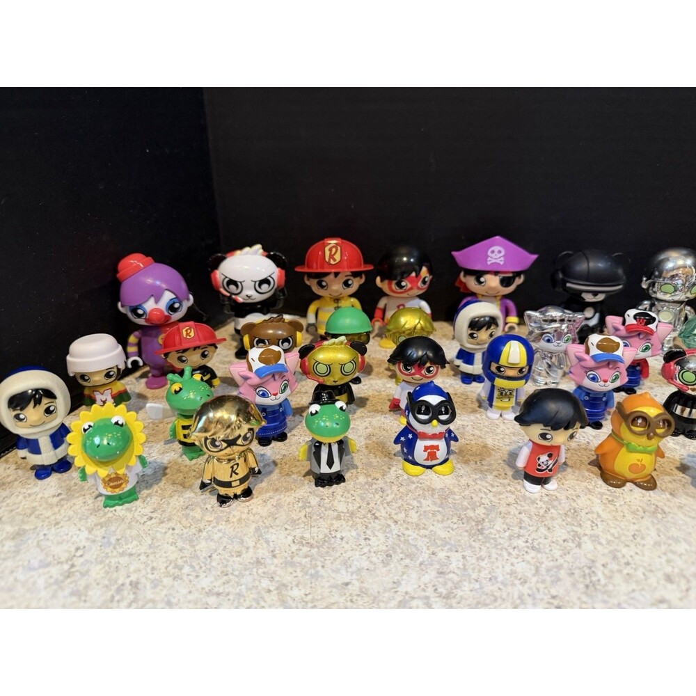 Lot of 50 Ryan’s World Mini Figures Mixed Series Rare Chase Gold Chrome - Picture 2 of 7